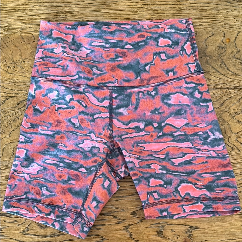 Lululemon WunderTrain 6” bike shorts Sz 4